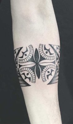  Tatouage maori, polynésien sur le milieu de l'avant bras